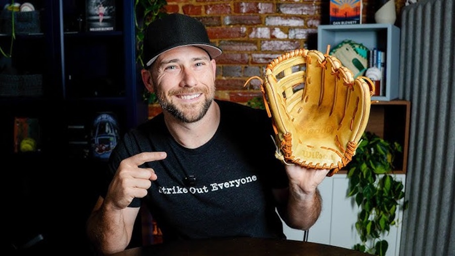 Softball Glove vs Baseball Glove: Key Differences