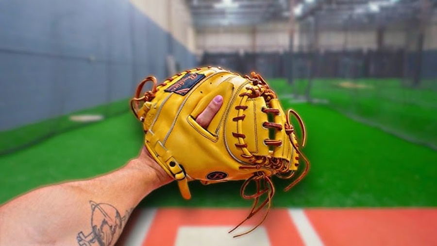 catcher’s baseball mitt vs first base baseball mitt