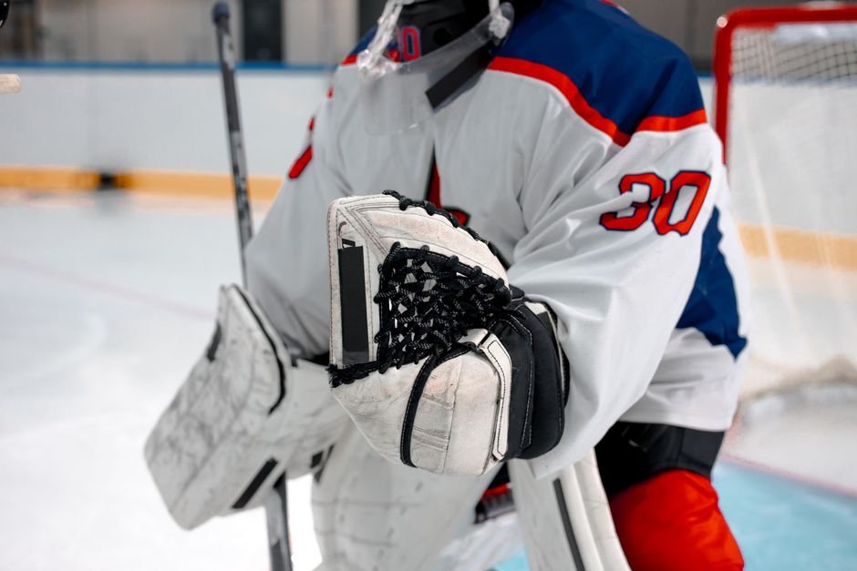 how to choose the right goalie gloves